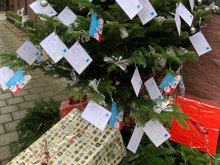 Der Wunschbaum lässt Kinderaugen zum Weihnachtsfest strahlen.