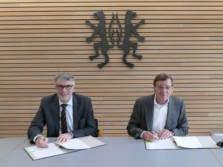 Landrat Henning Heiß und Geschäftsführer Dieter Schwarze von der Firma Kümper + Schwarze Baubetriebe GmbH haben den Vertrag für die Erweiterung des Gymnasiums am Silberkamp unterzeichnet.