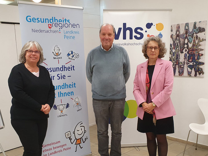 Freuen sich über die große Resonanz: Claudia Brasse von der Gesundheitsregion im Landkreis Peine (von links), Kursleiter Stefan de Greef und Stefanie Laurion, Leiterin der Kreisvolkshochschule Peine.