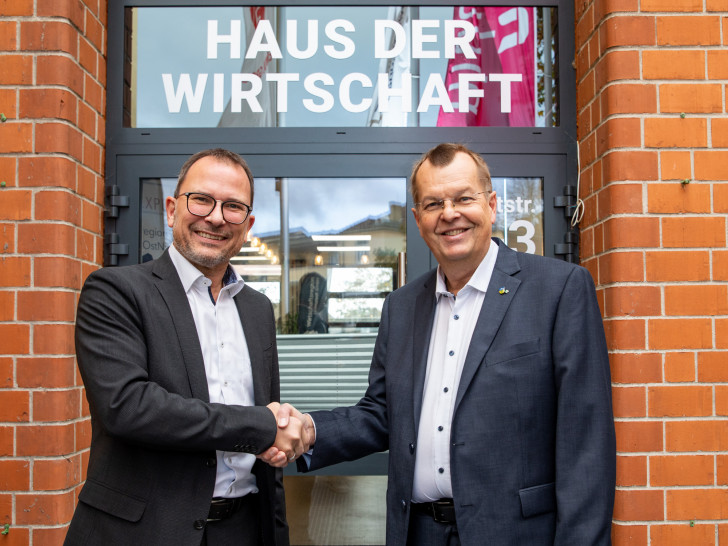 v.l.: Thomas Klein, Geschäftsführer der Wirtschaftsregion Helmstedt GmbH, und Dr. Guido Hora, Business Development Manager am Fraunhofer-Institut für Schicht und Oberflächentechnik IST.