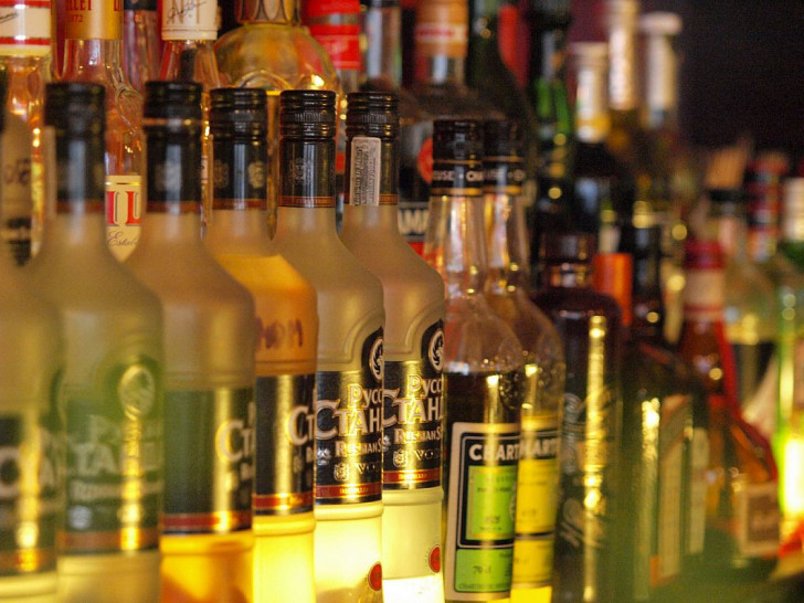 Wodka-Flaschen in einer Bar (Archiv)