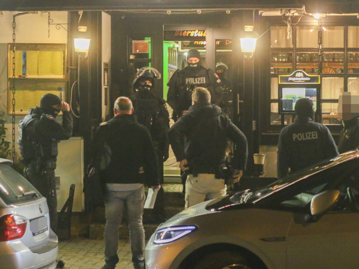 Eine Sondereinheit der Polizei stürmte ein Restaurant am Neuen Weg in Wolfenbüttel und sicherte das Objekt.