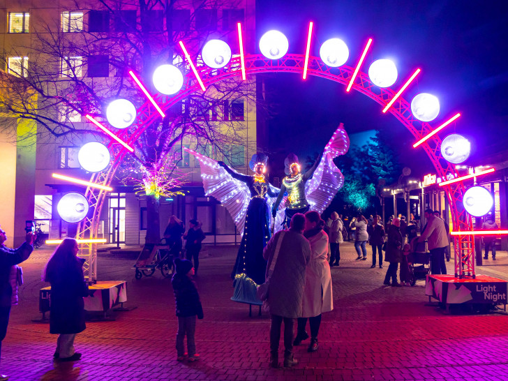 Die Stelzenläufer sind ein echter Hingucker und mit ihren leuchtenden Kostümen Teil der großen Lichtershow in der Lebenstedter Innenstadt.