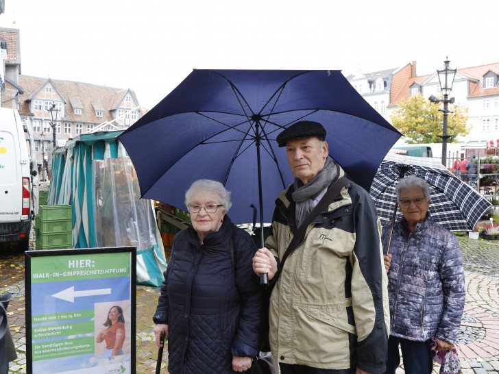 Das Wetter war regnerisch, trotzdem kamen 108 Personen zur Walk-In-Grippeschutzimpfung. So auch das Ehepaar Erdmute und Manfred Kargus.   