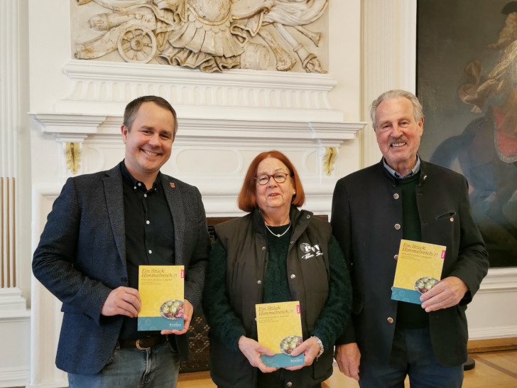  Freuen sich im Schloss Salder über das fertige Werk – Arne Homann, Leiter Städtisches Museum Schloss Salder (links) sowie Gunter Kostorz, Obmann für die Patenschaft Salzgitter-Kattowitz (rechts) und seine Ehefrau Margot (Mitte).