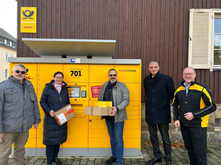 Zur Einweihung der neuen Poststation in Grasleben trafen sich die Ratsmitglieder Axel Storm und Veronika Bode, Bürgermeister Carsten Strauß und Gemeindedirektor Kai-Stephan Schulz mit Stephan Siekmann, dem Politikbeauftragten der Deutschen Post.