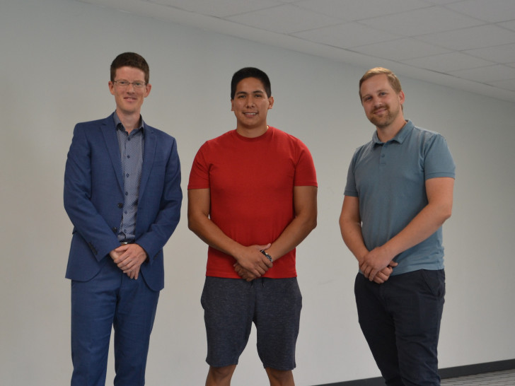 v.l.: Bürgermeister Tobias Grünert, Diego Camilo Casafranca Abrill (Wasseraufsicht) und Hauke Mattern (Fachdienstleiter Schule, Kultur und Digitales).
