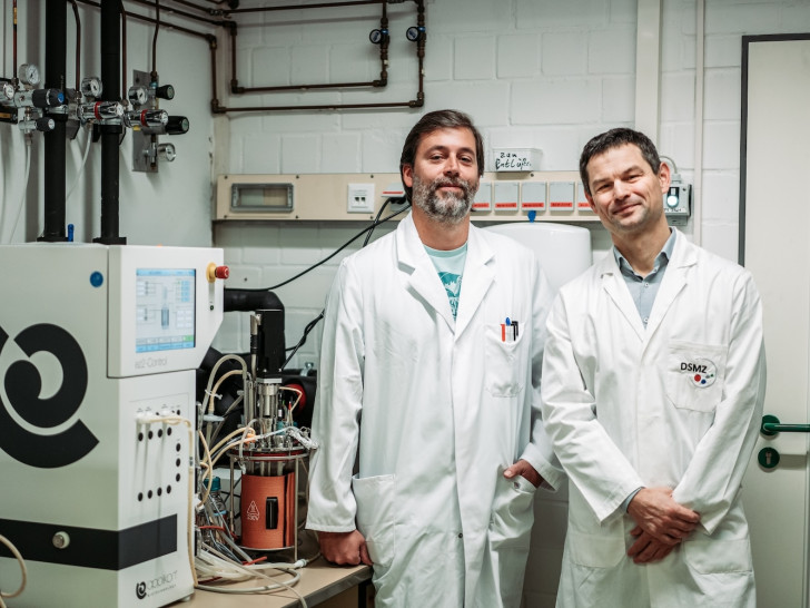 Dr. Stefan Dyskma (li.) und Prof. Dr. Michael Pester neben einem Bioreaktor bei der DSMZ, in dem neuartige „Sulfatreduzierer“ untersucht werden konnten. 