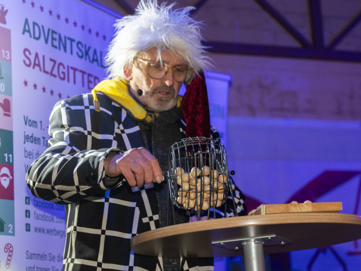 Bingo-Master Rudolf Karliczek dreht die Kugeln.