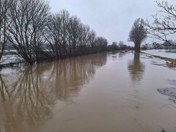 Überschwemmung am Fluss Aue in Niedersachsen