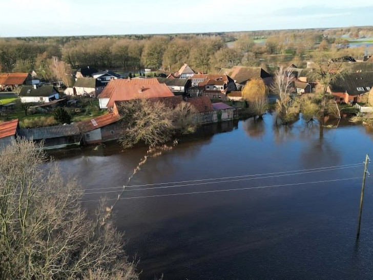 Weyhausen wird von Wassermassen umspült. Die Drohnenaufnahme zeigt das Ausmaß des Hochwassers.