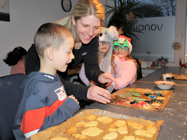 Zusammen mit dem Vonovia Team vor Ort und einigen Müttern haben die Mieterkinder im Donauviertel ihren Backkünsten am 6. Dezember freien Lauf gelassen und über 200 Weihnachtsplätzchen bunt dekoriert. 