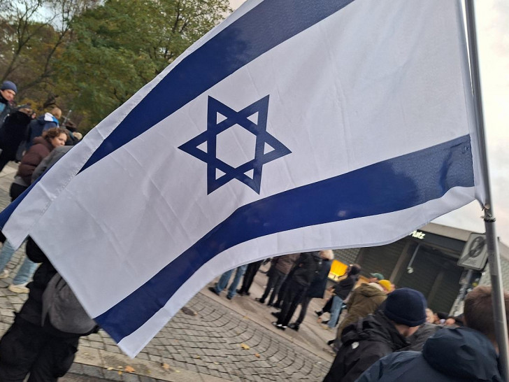 Private Israel-Flagge auf Pro-Israel-Demo (Archiv)