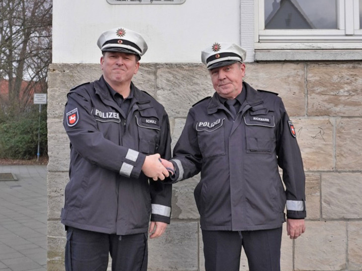 Schlüsselübergabe vor der Polizeistation, v.l.: Kriminalhauptkommissar Volker Schulz und Polizeihauptkommissar Thomas Rickmann.