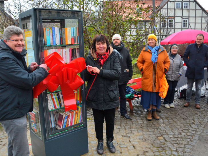 Der neue Tauschbücher-Schrank in Köngslutter steht an der Kreuzung Neue Straße/Kattreppeln. Seine Eröffnung übernahmen Bürgermeister Alexander Hoppe und Rita Trubjansky, Vorsitzende des Vereins MachBar. 