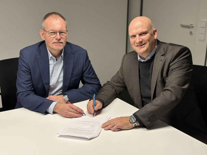 von links: Dirk Tiemann, Geschäftsführender Gesellschafter der Braunschweiger Seymour Energy GmbH, und Ivo Grünhagen, Geschäftsführer der blueorange Green Energy GmbH (ein Unternehmen der BRAWO GROUP), freuen sich auf die künftige Zusammenarbeit.