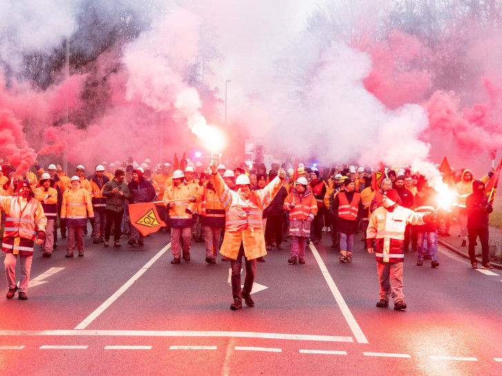 Die Stahlarbeiter gingen am heutigen Donnerstag in Salzgitter auf die Straße.