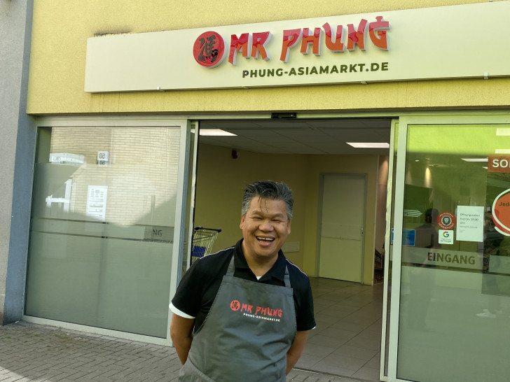 Mr. Phung vor seinem Asia Markt.