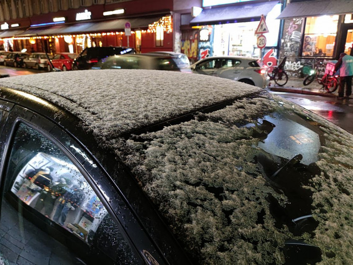 Schnee auf Autodach (Archiv)
