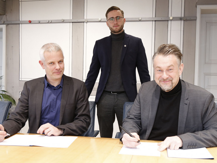 Dr. Claudius Schiller, Jonas Münzebrock und Ivica Lukanic bei der Vertragsunterzeichnung. 