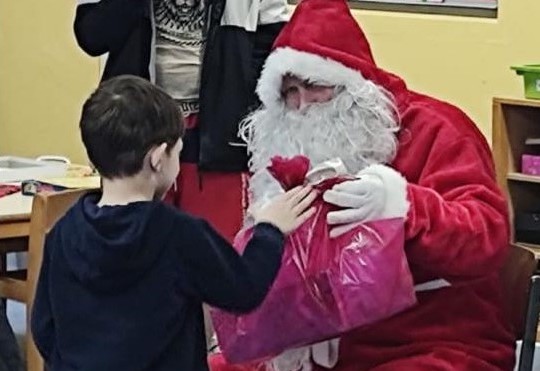Der Weihnachtsmann brachte den Kindern mit den Geschenken viel Freude und bescherte ihnen einen unvergesslichen Tag. 