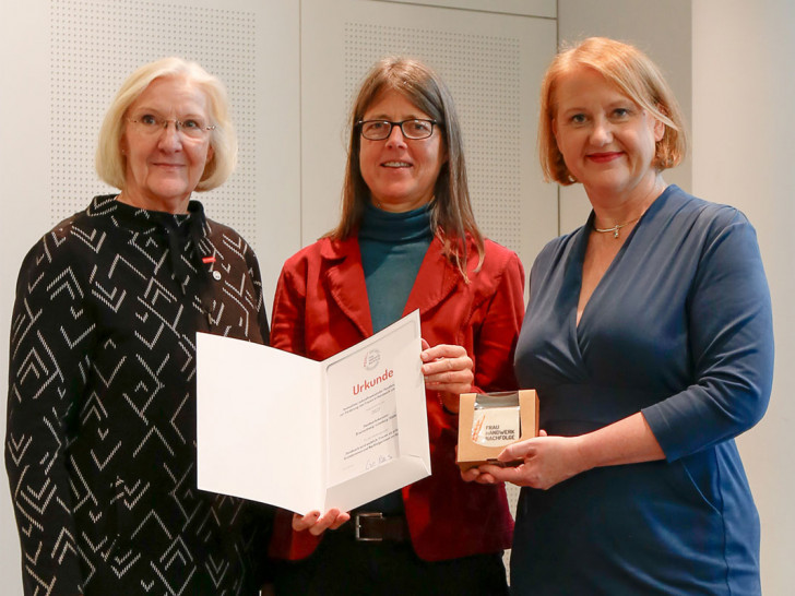  Vizepräsidentin Heidi Kluth (li.) und Christina Völkers, Leiterin der Koordinierungsstelle zur Frauenförderung, nahmen die Auszeichnung von Bundesfamilienministerin Lisa Paus entgegen.