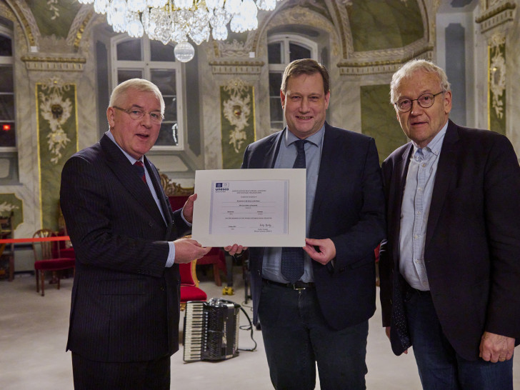 Übergabe der Urkunde zur Eintragung in das Unesco-Register durch Prof. Dr. Hartwig Lüdtke (li.) an Dr. Henning Steinführer (Mitte), den Direktor des Stadtarchivs Braunschweig, am 1. Dezember in Lübeck. Rechts im Bild: Prof. Dr. Joachim-Felix Leonhard, Vorsitzender des Deutschen Nominierungskomitees „Memory of the World“ bei der Deutschen UNESCO-Kommission, Bonn.