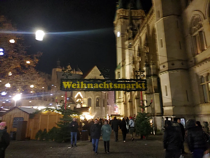 Der Weihnachtsmarkt in Braunschweig lockt in diesem Jahr wieder viele Besucher an.