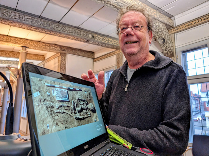  Dr. Michael Geschwinde, Referatsleiter der Bezirksarchäologie Braunschweig, im Niedersächsischen Landesamt für Denkmalpflege stellte die Funde vor.