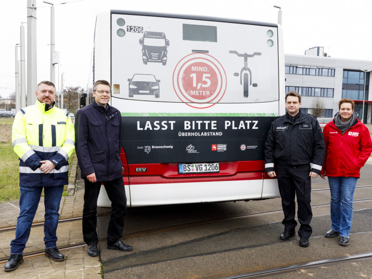 Stellten die Traffic Boards vor (v. l.): Martin Mrochen (Betriebsleiter Bus der BSVG), Burkhard Wiegel (Fachbereichsleiter Tiefbau und Verkehr), Martin Opiela (Präventionsteam der Polizeiinspektion Braunschweig) und Silke Kraska (Verkehrswacht Braunschweig e. V.).