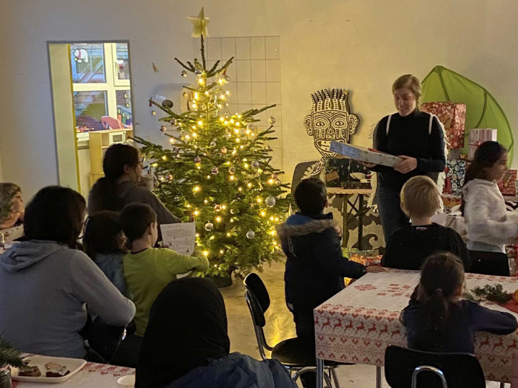 Mit der Aktion Wunschbaum wurden Herzenswünsche für rund 40 Kinder im Schladener TREFF erfüllt.