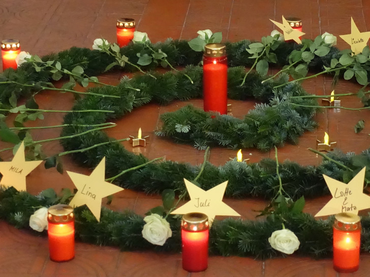 Eine Spirale aus Tannengrün als Symbol für den „Weg des Gedenkens“: Den Zugehörigen kann das gemeinschaftliche Gedenken an ihr Kind – und darüber hinaus an alle verstorbenen Kinder – Kraft und Halt geben.