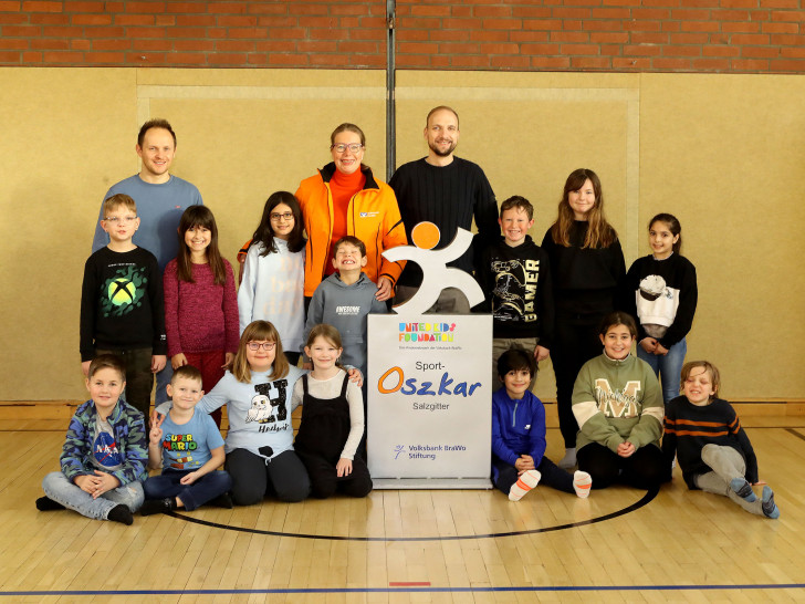 Nicole Mölling, Botschafterin von United Kids Foundations und Direktionsleiterin in Salzgitter der Volksbank BRAWO, überbrachte den Sport-Os(z)kar an die Grundschule Am Ziesberg.