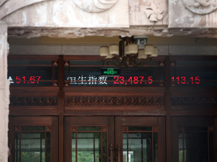 Chinesische Börsenkurse auf einem Laufband (Archiv)