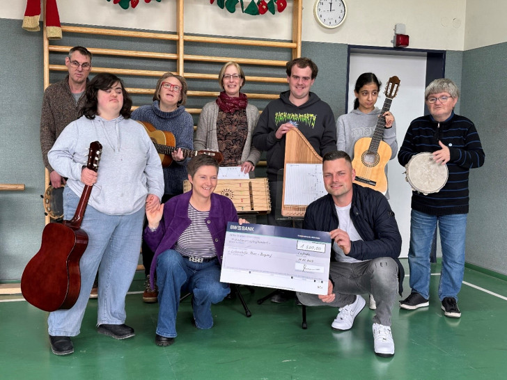 Teilnehmer des Musikkurses mit Maike Dohmann (Leitung Freizeit und Reisen - vorne Mitte), Christiane Rosenberger (Kreismusikschule Peine – hinten Mitte) und Kay Herrmann (Fa. CTeam – vorne rechts).