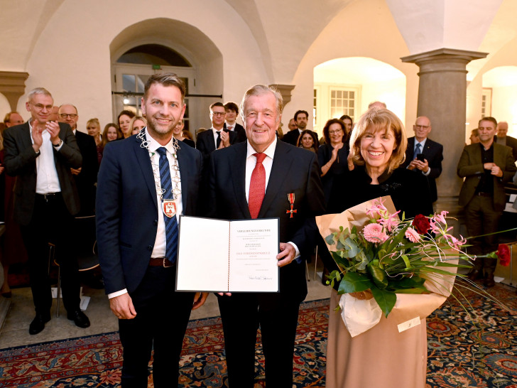 Bundesverdienstkreuz für Prof. Rolf Schnellecke, Ehrung im Gartensaal des Schloss Wolfsburg.
