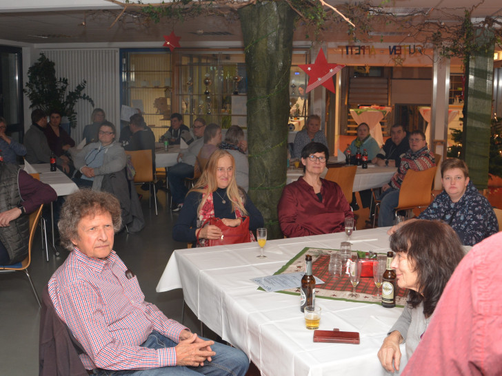 Rund 60 Gäste kamen zur Weihnachtsfeier in die Lebenshilfe-Kantine an den Blauen Stein.