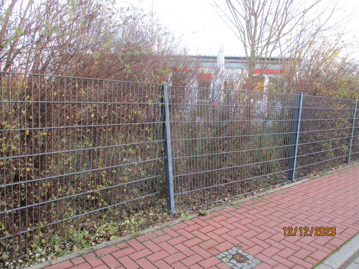 Der Zaun des Kindergartens wurde sichtlich eingedrückt.