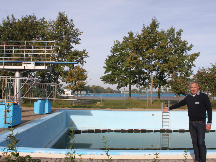 Oliver Fiedler (Stellvertretender Fachbereichsleiter Bauen und Gebäudemanagement und Verantwortlich für den Freibadumbau) zeigt, wo bald saniert wird.