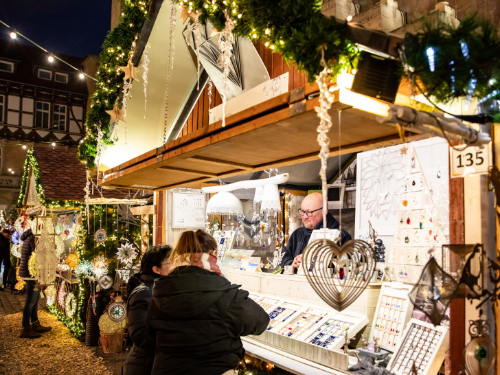 Mit einem Schwerpunkt auf Kunsthandwerk und Weihnachtspräsenten zieht der Braunschweiger Weihnachtsmarkt jährlich rund 900.000 Besucherinnen und Besucher an. 