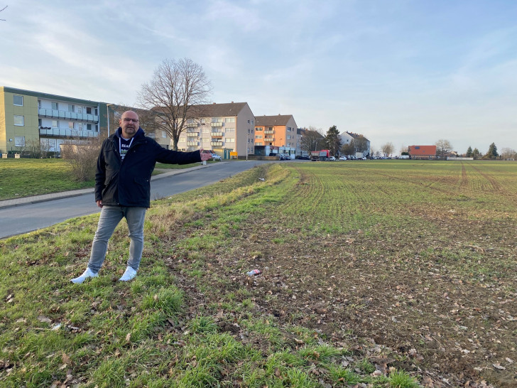 Ortsbürgermeister und CDU-Fraktionsvorsitzender Marc Angerstein zeigt, wo in Fümmelse der Discounter gebaut werden soll. Ursprünglich sollte er vom Ortskern entfernt im hinteren Bereich der Fläche entstehen.