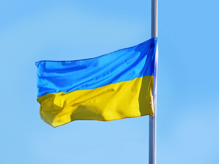 In vielen Städten wird heute die Ukrainische Flagge gehisst. 