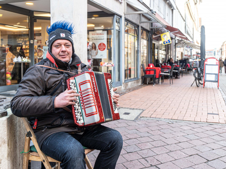 Der Straßenmusiker Andrei musiziert mit seinem Akkorden in der Wolfenbütteler Fußgängerzone. Doch nun wurde ihm sein Instrument geklaut. 