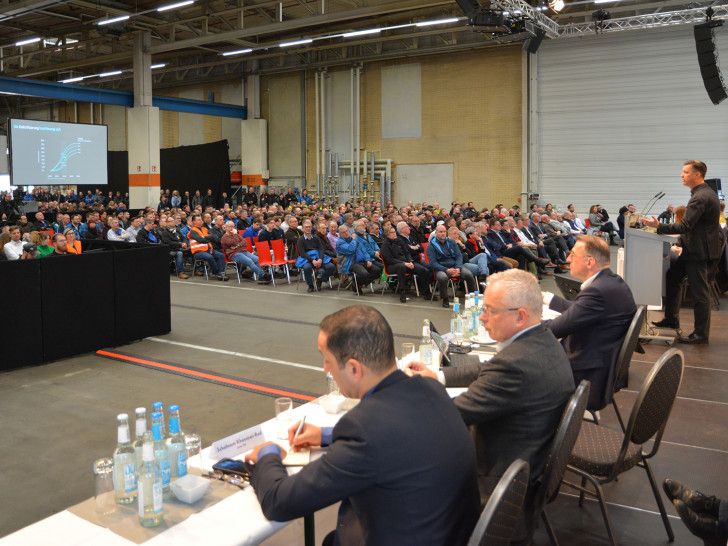 Der Konzernvorstand Group Technology, Thomas Schmall, sprach auf der Betriebsversammlung im Werk Braunschweig vor den Mitarbeiterinnen und Mitarbeitern.