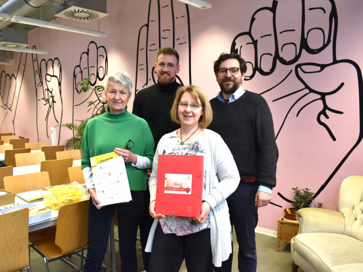 Die Babybegrüßungspakete enthalten Wissenswertes und Praktisches für junge Eltern. Landkreis Wolfenbüttel und Mehrwerk gGmbH arbeiten gemeinsam daran, dass die Pakete die Eltern im Landkreis erreichen: (v.l.n.r.): Landrätin Christiana Steinbrügge, Maximilian Pink (Abteilungsleitung Bildung und Arbeit, Mehrwerk gGmbH), Babybegrüßerin Tanja Lüning (Fachstelle Frühe Hilfen, Landkreis Wolfenbüttel) und Hans Henning Müller (Geschäftsführung Mehrwerk gGmbH).