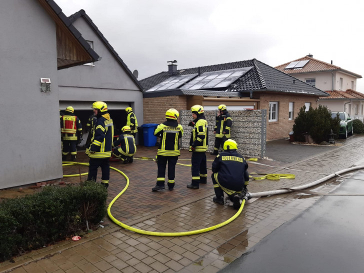  Die Feuerwehren Frellstedt, Süpplingen sowie Süpplingenburg wurden zu einem Feuer in einer Garage an einem Wohnhaus alarmiert.