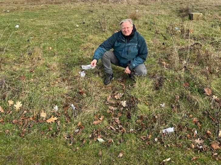 Ratsherr Thorsten Wendt zeigte am Freitag die vermüllte Wiese neben dem Aldi-Grundstück.