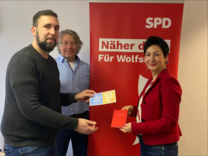 Bastian Zimmermann, Hans-Georg Bachmann und Immacolata Glosemeyer bei der Übergabe des neuen Parteibuches im SPD-Büro.