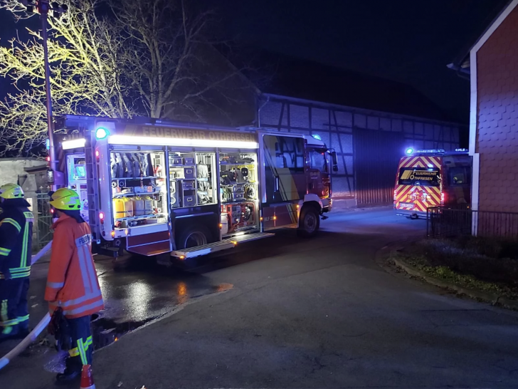 Zu einem gemeldeten Schornsteinbrand wurden die Feuerwehren Dörnten und Othfresen, sowie Rettungsdienst und Polizei in die Dörntener Straße alarmiert.