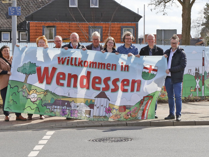 Die Beteiligten halten das etwas kleinere mobile Banner hoch. Cartoonist Tobias Wagner ist auch dabei (3. von rechts)